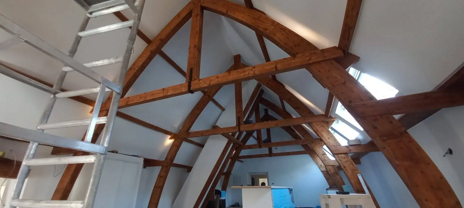 Zolderruimte in verbouwing met houten draagconstructie
