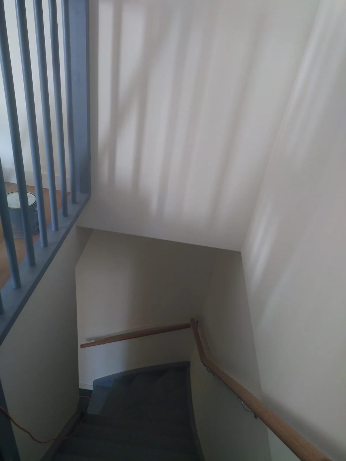Trapopgang met strakke wand- en schilderafwerking